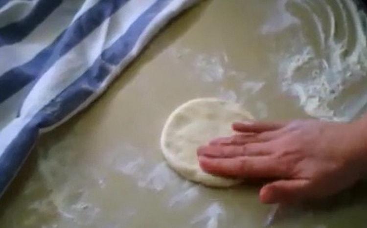 Abaisser la pâte pour faire des tartes avec des œufs et des oignons verts.