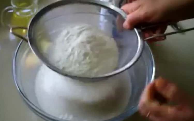 Tamiser la farine pour faire des tartes aux œufs et aux oignons verts