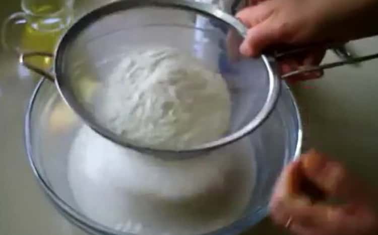 Sift flour to make egg and green onion pies