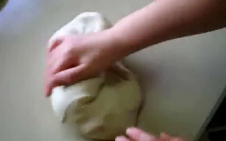 Knead the dough to make pies with eggs and green onions.