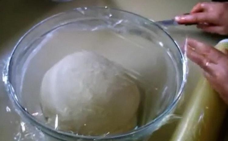 Para hacer pasteles con huevos y cebollas verdes, coloque la masa debajo de una película
