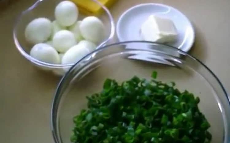 Pour faire des tartes avec des œufs et des oignons verts, hachez les oignons