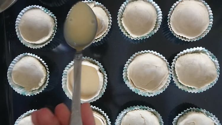 To make puff pastry cakes, fill the dough with cream