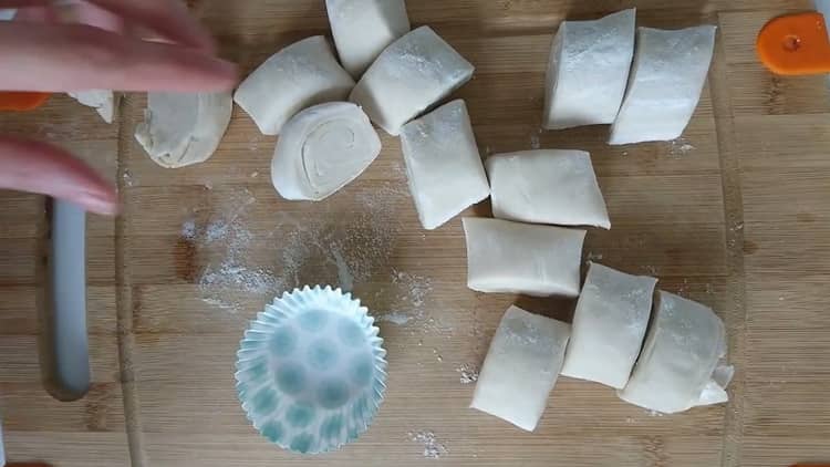 Da biste napravili kolače od lisnatog tijesta, razvaljajte tijesto