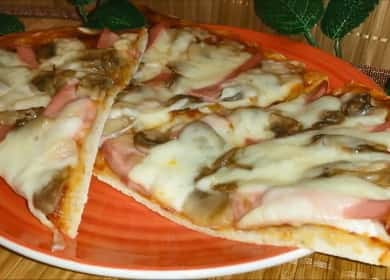 Pizza aux champignons et à la saucisse: une recette pas à pas avec des photos