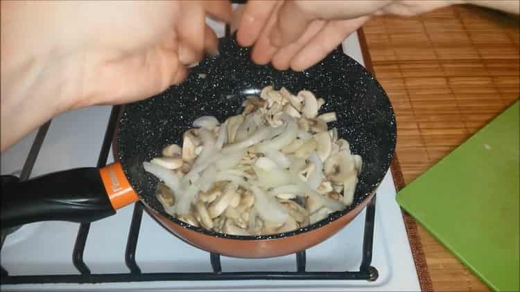 Cuire une pizza aux saucisses et au fromage, faire sauter les champignons