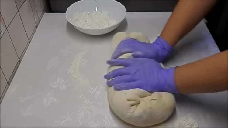 Pour faire des petits pains avec du sucre, pétrir la pâte