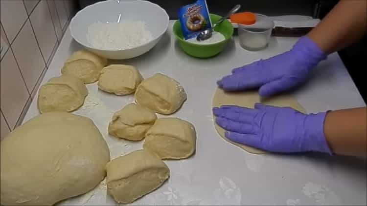 Pour faire des petits pains au sucre, étalez la pâte