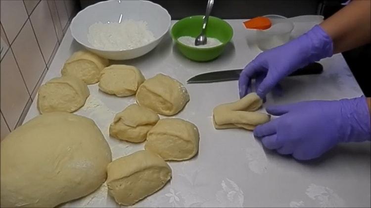 Pour faire des petits pains avec du sucre, formez un petit pain