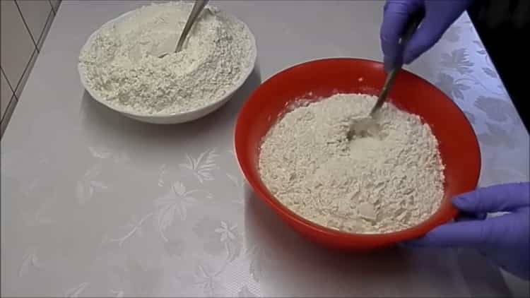 Pour faire des petits pains au sucre, tamiser la farine