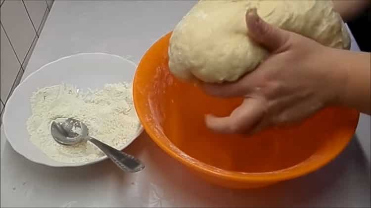 Pour faire des petits pains avec du sucre, faites la pâte