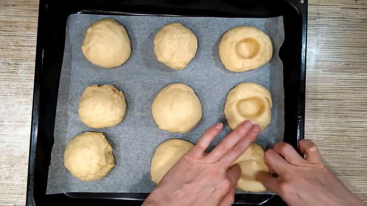 To prepare buns with twrog, prepare the dough for cooking