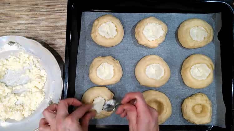 To prepare buns with twrog, put the filling on the dough