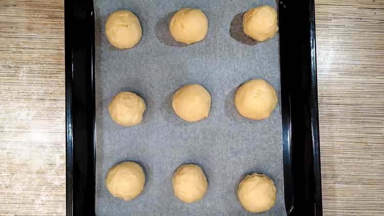 To prepare buns with twrog, put the dough on a baking sheet