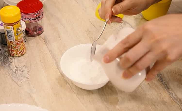 Upang makagawa ng mga donat sa oven, ihanda ang icing