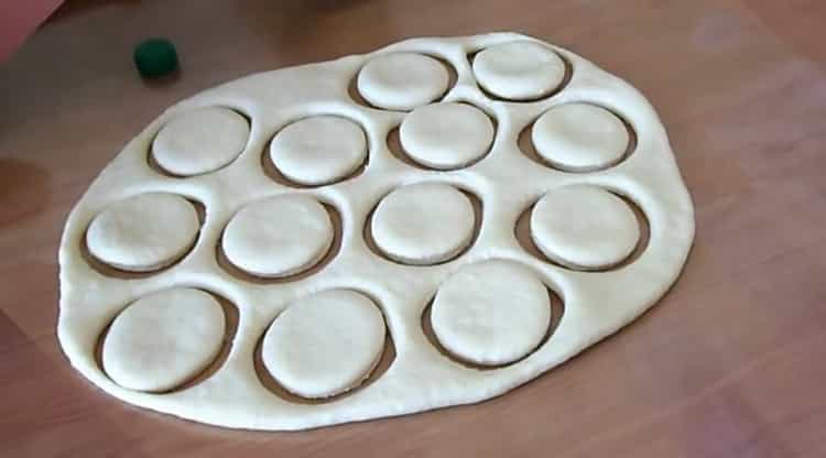 Pour faire des beignets, couper des cercles