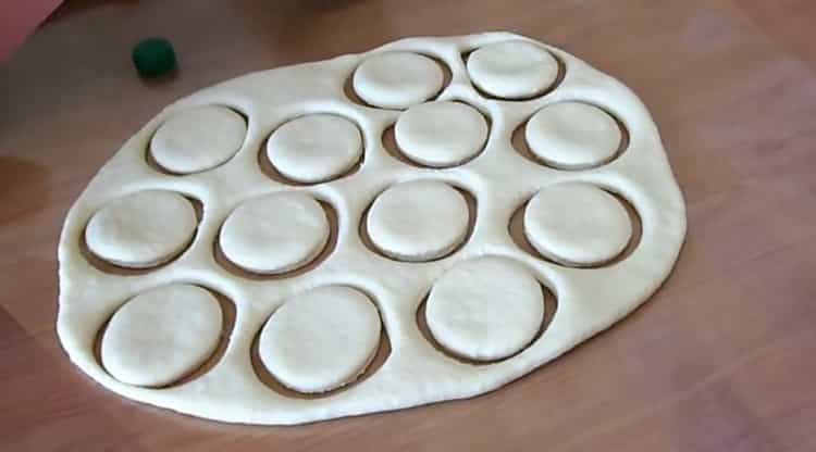 Upang makagawa ng mga donat, gupitin ang mga bilog