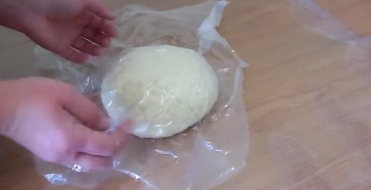 Upang makagawa ng mga donat, ilagay ang kuwarta sa isang bag