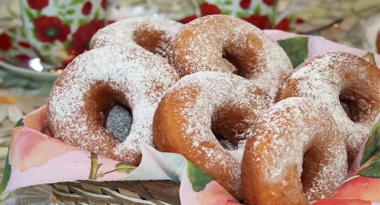 les beignets sur le lait sont prêts