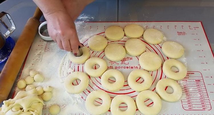 Forme un producto para hacer una rosquilla en la leche