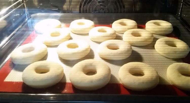 Para preparar una rosquilla en la leche, coloque los espacios en blanco en la prueba