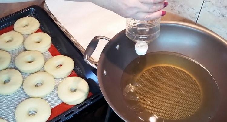 Para hacer una rosquilla en la leche, calienta la mantequilla