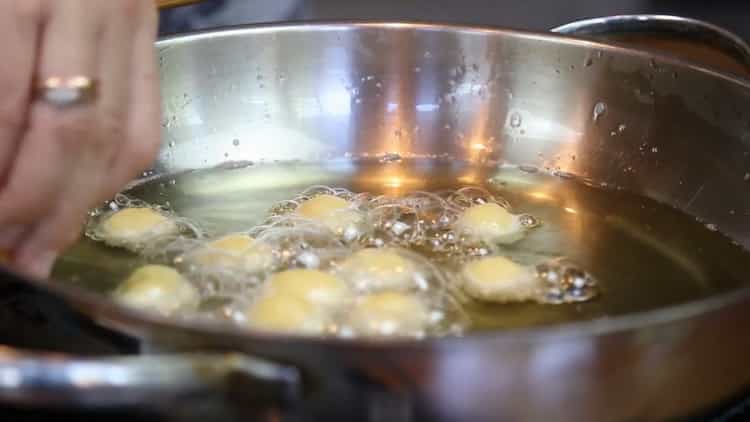 Para hacer donas con leche condensada, caliente el aceite.