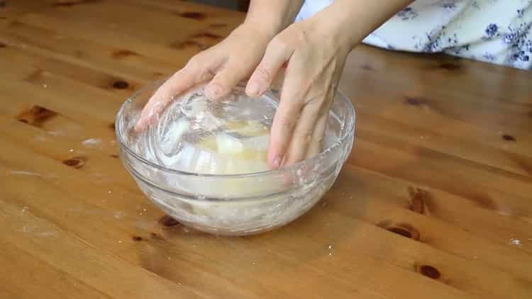 Para hacer donas con leche condensada, coloca la masa debajo de una película