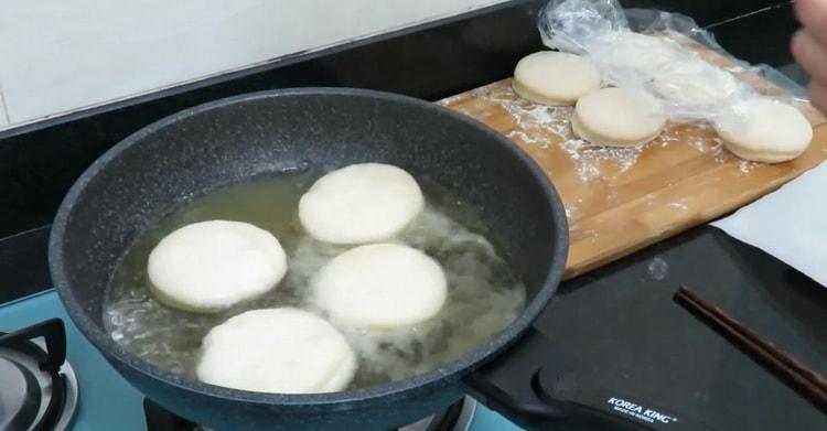 Para hacer rosquillas con relleno, fríe las piezas de trabajo.