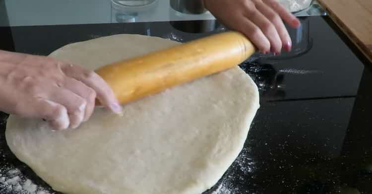 Rouler la pâte pour faire des beignets