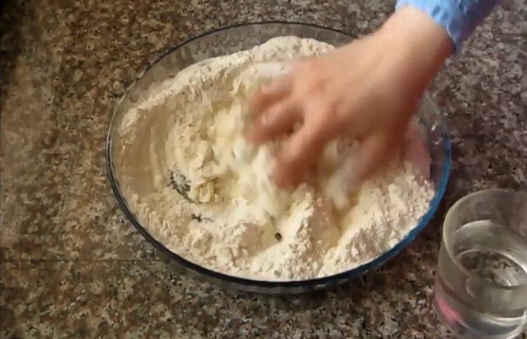 Pétrir la pâte pour faire des tortillas fraîches dans une casserole.