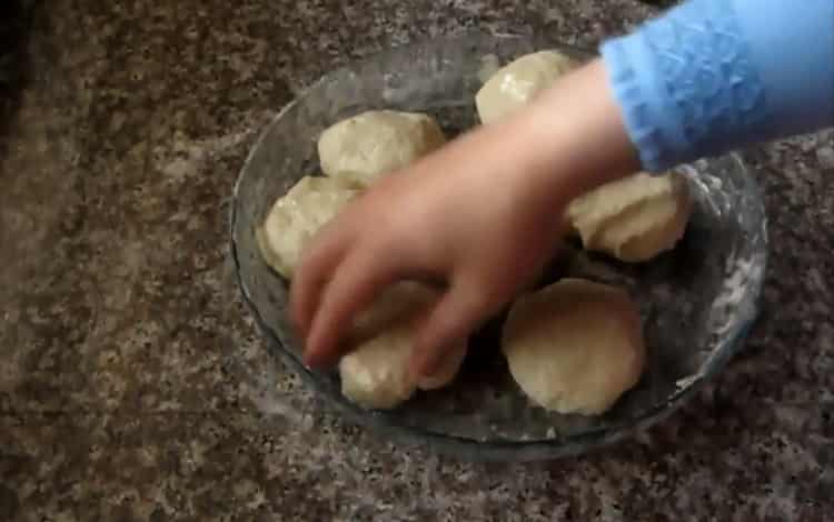 Pour faire des tortillas fraîches dans une casserole, diviser la pâte
