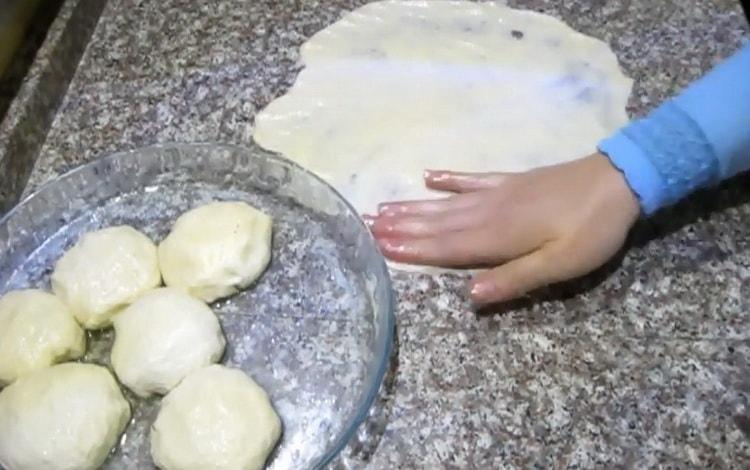 Abaisser la pâte pour faire des gâteaux frais dans une poêle