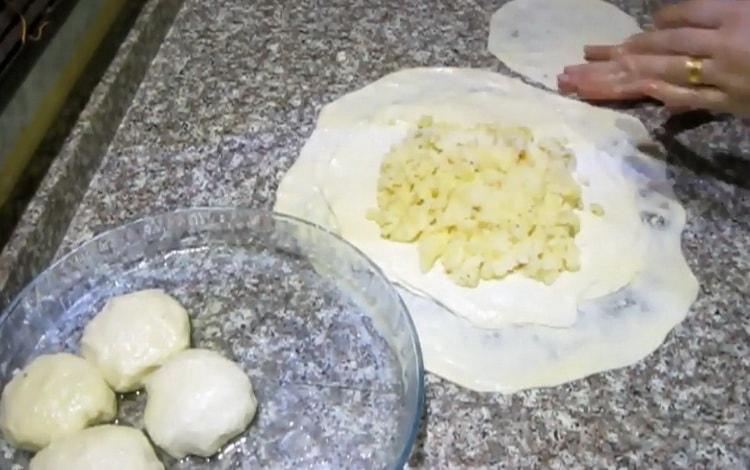 Pour préparer des gâteaux frais dans une casserole, mettez la garniture sur la pâte