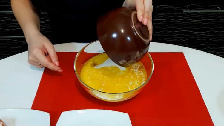 Para hacer un pastel de pascua simple, bate los huevos