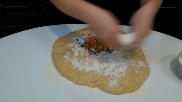 Da biste napravili jednostavan uskrsni kolač, skuhajte grožđice i kandirano voće