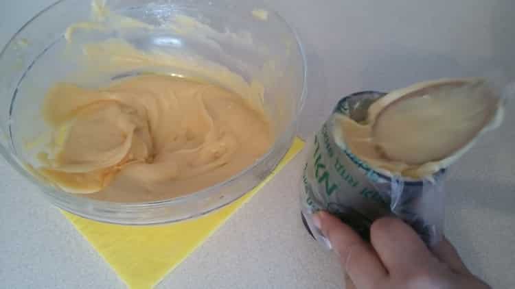 Pour préparer les profiteroles à la crème pâtissière, mettez la pâte dans un sac à pâtisserie