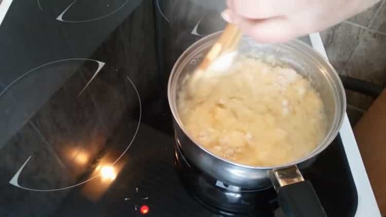 Da biste napravili krem ​​profiterole, pomiješajte sastojke za tijesto.
