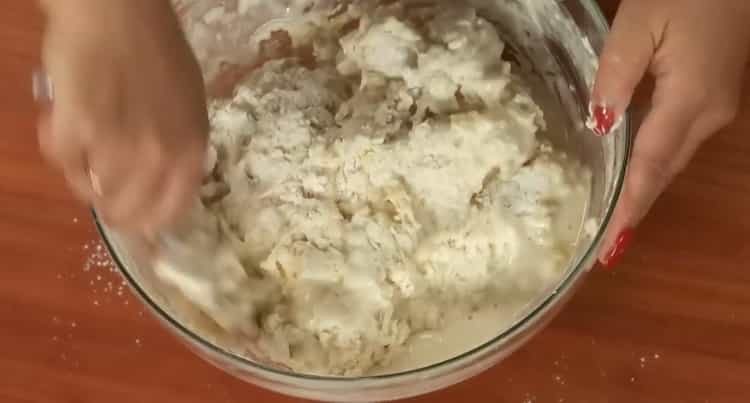Pour faire du pain de blé, pétrir la pâte