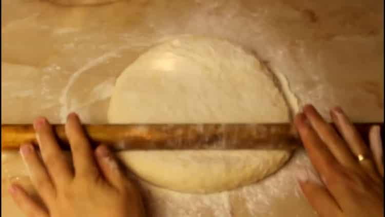 Da biste napravili kefir knedle, razvaljajte tijesto