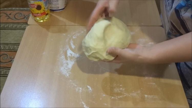 Para hacer donut de kéfir frito, prepare la masa