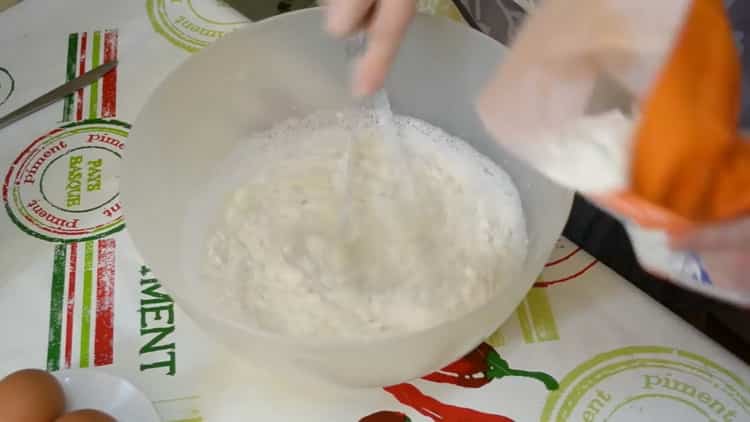 Pour faire une magnifique pâte à levure, préparez une pâte