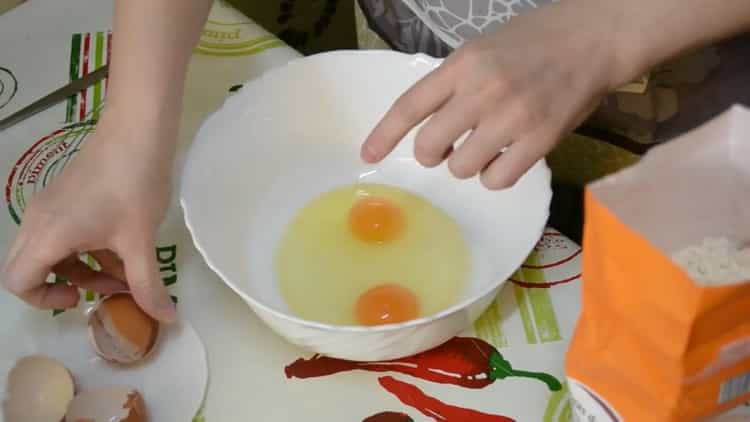 Préparez les œufs pour faire une magnifique pâte à levure