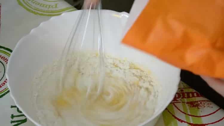 Ajouter la farine pour faire une pâte à levure luxuriante