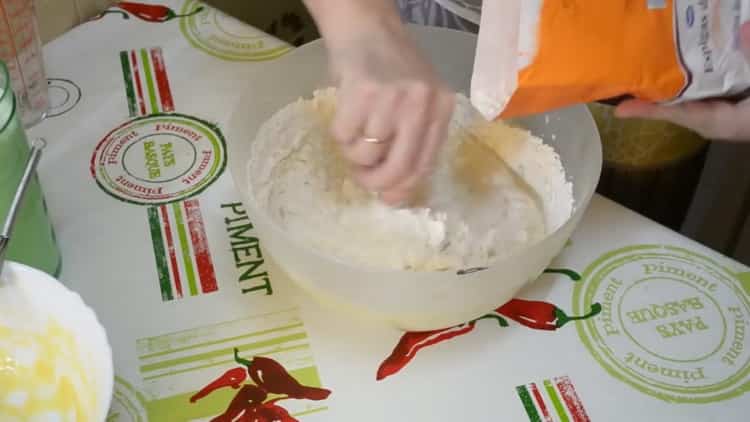 Pomiješajte sastojke za tijesto od kvasca od đumbira.