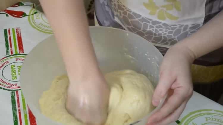 Pour faire de la pâte de levure luxuriante, pétrir la pâte