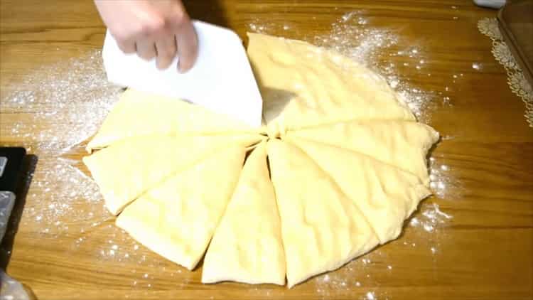 To make lush buns, divide the dough