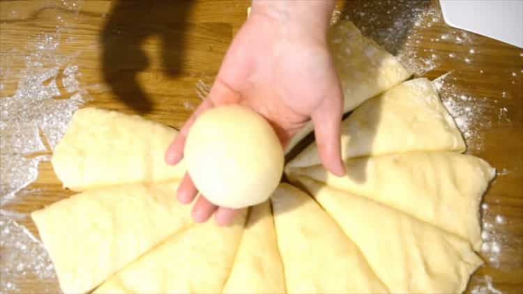 Para hacer bollos exuberantes, enrolle una bola de masa