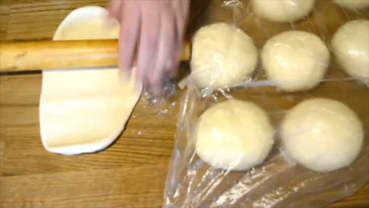 Abaisser la pâte pour faire des petits pains d'épices.