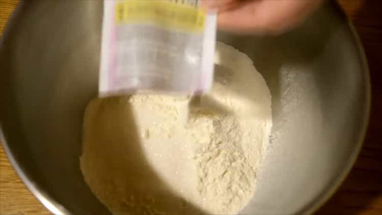Tamiser la farine pour faire des petits pains luxuriants